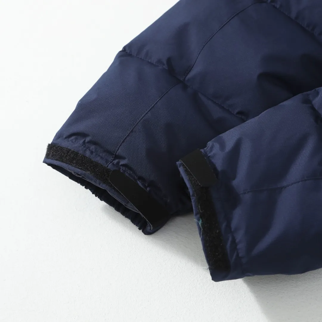 P660 #R54 Ralph Lauren/Ralph Lauren hooded down jacket (top quality, feel free to compare), using imported Barudan embroidery machine, carefully crafted with thousands of needles electric embroidery technology. Imported No. 7 needles and special embroidery thread ensure that every letter of the polo logo is full, three-dimensional and clear, creating the "most expensive embroidery logo" that can be called a work of art. Top-notch velvet core, luxurious warmth. Filled with national standard 80% high-quality white duck down, bringing excellent thermal insulation performance. At the same time, it is lightweight and can quickly regain its fluffiness after compression, bringing you a warm embrace without burden and resisting the harsh winter. Technical fabrics, no fear of wind and snow •Long-lasting fluffy and shape-retaining: High-quality filling ensures that the down jacket is not easy to stiffen and keeps you warm for a long time. •Strict anti-velvet technology: Using 400T gall fabric with pinhole retraction technology, it fundamentally eliminates the phenomenon of velvet leakage and makes wearing more secure. •All-round protective experience: Windproof and waterproof matte fabric, combined with an adjustable hem with a built-in drawstring buckle, can effectively lock in temperature and cold, and cope with changeable weather. Perfect details, creating a classic •Original electroplated YK zipper, smooth and durable, with brand texture highlighted in every detail. •Detachable hood design, one garment can be worn multiple times to meet different occasions and outfit needs. •Original hangtag and washed label, quality guaranteed. Five colors come together for couples to enjoy together: black is cool, beige is gentle, navy is calm, khaki is retro, and green is fresh. Available in five colors, the same style for men and women, it can be worn perfectly as a couple's outfit or a personalized item, becoming an indispensable fashion equipment on the streets in winter. Color: black, khaki, navy blue, army green, beige Size: S M L 66 67
